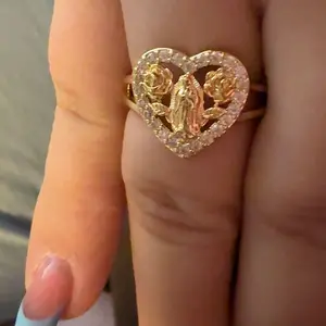 Heart-shaped white diamond Mother Mary flower ring, Heart cluster ring, a popular choice in Europe and America, a niche, lightweight, luxury-feel ring for wholesale purchase.