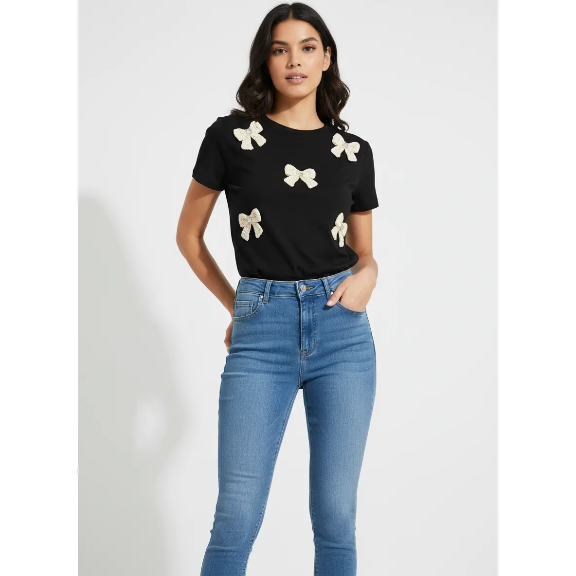Camiseta Negra con Lazos Bordados