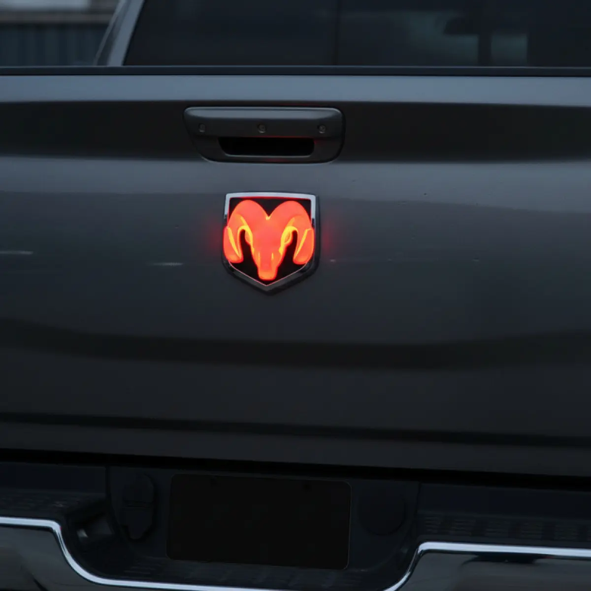 LED Tailgate Ram Head Emblem Lights with Silver Shell & White Light, Automotive Accessories, Car Exterior Decoration, Compatible with 2009-2018 RAM 1500/2500/3500 for Appearance Boost & Space Illumination, Ambient Lighting Car, Cool Car Decorations