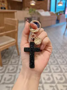Diamond-encrusted clay cross keychain, car key holder, creative bag charm, suitable for both men and women, fashionable and versatile, Keychain Jewelry