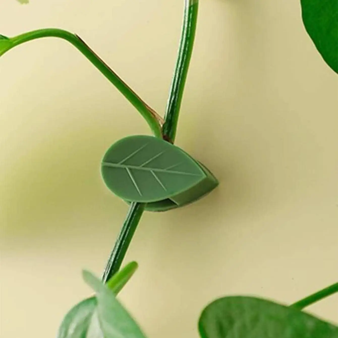 Wall Mounted Green Leaf Shaped Clip for Christmas Gift, Adhesive Wall Sticker, Household Traceless Vine Climbing Fixing Clip for Home Garden, New Year