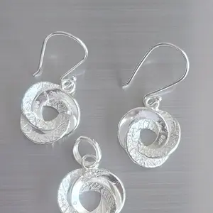 950 Silver - Elegant Interlocking Circle Earrings for Women - Perfect for Everyday Wear and Special Occasions
