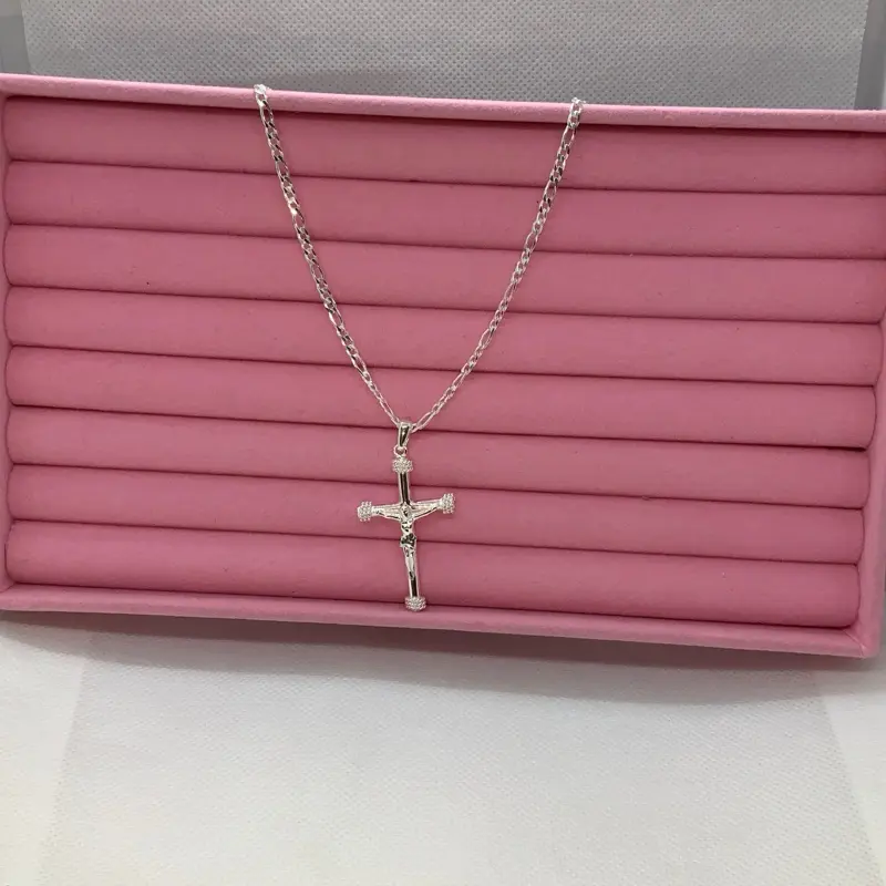 Dije de crucifico con cadena 22” de largo plata .925 total mente bello