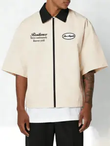 Men's American-style relaxed short-sleeved shirt, loose cropped fit, boxy zip-up placket, Top, minimalist color-blocking Graphic design, casual street style, comfortable for everyday wear and commuting, makes a great holiday gift