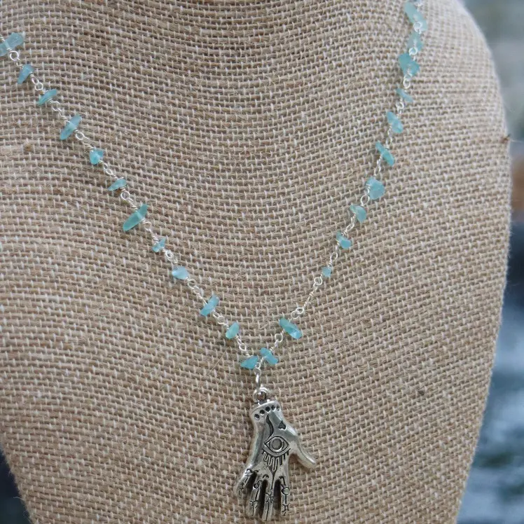 Evil eye Hamsa Crystal chip necklace | Apatite necklace | Hippie necklaces | Protection necklaces | Indie jewelry | Summer jewelry | Hippy