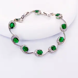 The olive-shaped bracelet inlaid with emerald zircon, made of copper plated with silver, exudes a light luxury and high-end feel. It pairs well with a graduation season dress and is a birthday gift
