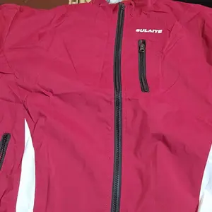 (It is recommended to buy one size larger) Men's spliced contrasting letter racing jacket, "SULAITE" chest zipper pocket, simple and fashionable, a must-have long-sleeved jacket for the four-season wardrobe, the surface is wear-resistant and textured