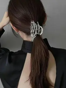 A skull hair clip in the shape of a skull hand. A sturdy metal structure that tightly grips the hair. Avant garde Gothic style, suitable for festivals, daily dressing up, and Halloween. A cool gift for alternative fashion enthusiasts! Hair Claws