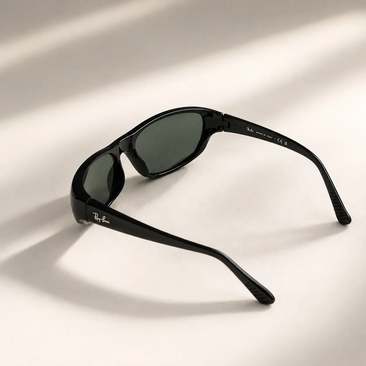Ray-Ban Polarized Sunglasses with Black Frames – For Women; a Meaningful Gift for Your Girlfriend