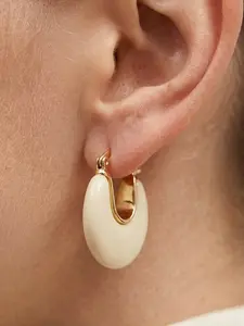 1 pair of fashionable water droplet earrings, with warm beige egg noodles as the main stone and retro gold ear hooks, suitable for daily wear, vacation and dating occasions, and is also a surprising and exquisite small gift.