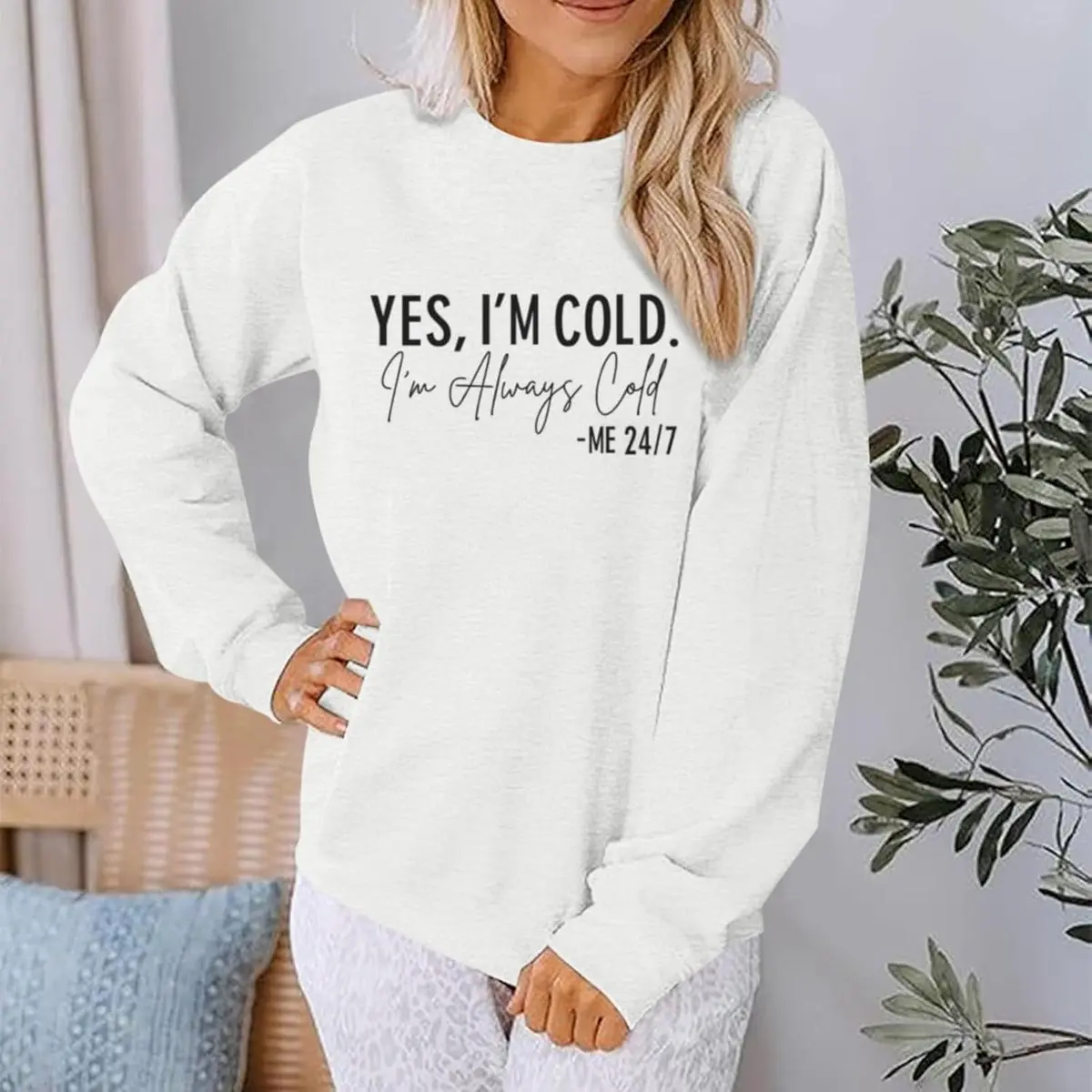 Cold Girl Era: Women‘s Always Cold Funny Sweatshirt, Cozy Winter Crewneck for Freezing Days, Comfy Loungewear & Great Gift for Friends Who Hate Winter