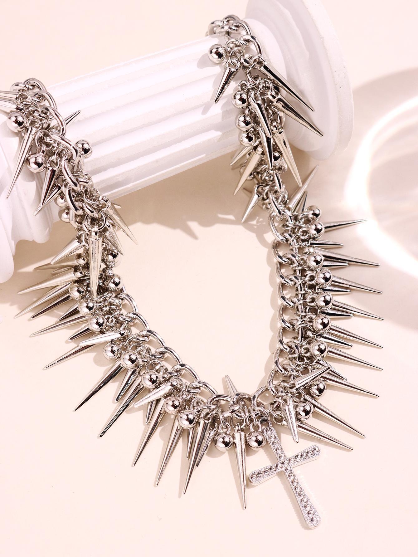 One fashionable, luxurious, bold, edgy dark gothic hip-hop punk necklace—refined Y2K design with intricate spikes and multi-layered chains for women; suitable for everyday wear and holiday parties.
