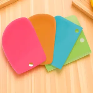 Multipurpose Flexible Fondant Scraper - Heat-Resistant Non-Stick Baking Tool, Professional Cake Decorating Smoother with Antibacterial Easy-Clean Design - Kitchen Essential