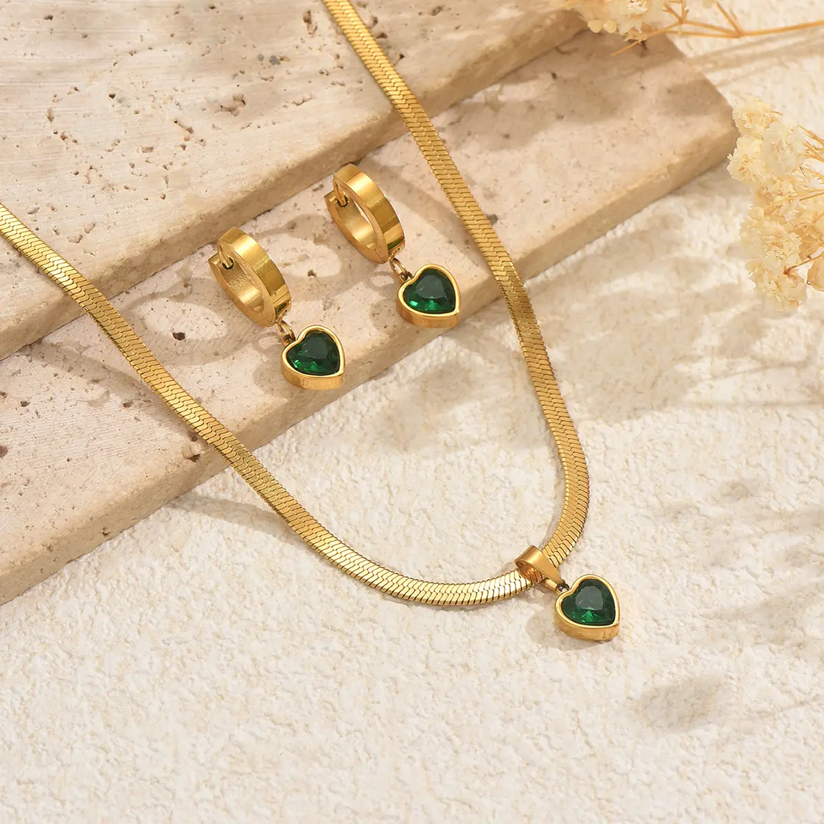 Lxalry Golden Jewelry Set – Heart-Shaped Emerald Necklace & Earrings, Minimalist Metal Accessories for Everyday Elegance and Special Occasions