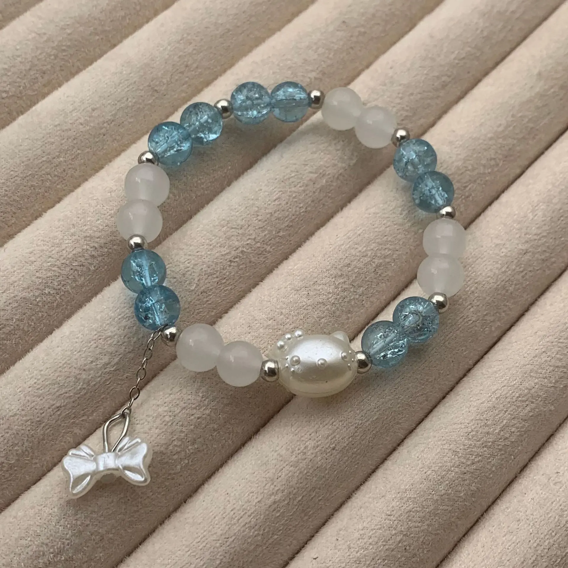 S185-8MM Blue KT Cat Bow Pendant Bead Glass Bracel