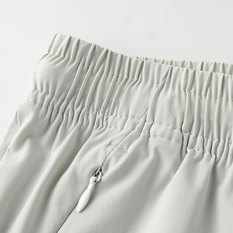 Men’s solid-color casual shorts with zippered pockets; summer fashion drawstring athletic shorts suitable for fitness and outdoor wear; comfortable shorts with a casual, minimalist style featuring letter print and drawstrings.