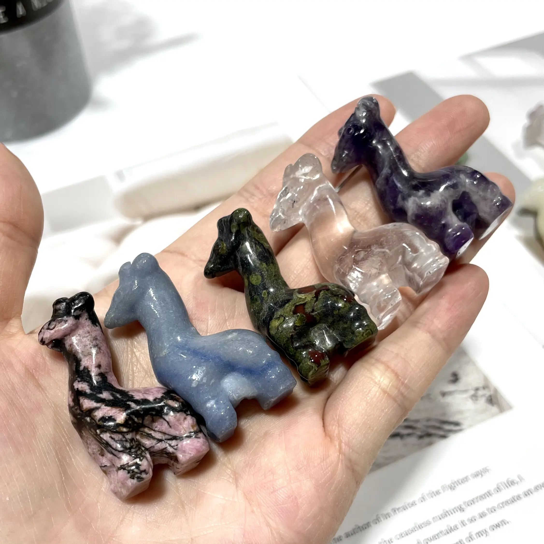 IG Crystal Different Material 4CM Height Small Giraffe Crystal Carvings 8 Counts Rose Quartz Clear Quartz Yellow Tiger Eye Amethyst Sodalite Green Aventurine Rohdnite Kiwi Jasper Healing Crystal Home Decoration