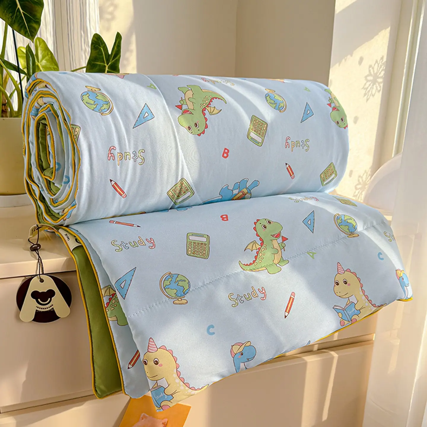 1pcs Green Dinosaur Print Summer Quilt Ultra-soft and skin-friendly air-conditioned quilt Soft Lightweight Printed Quilts A lightweight blanket perfect for summer use in bedrooms, offices, and living rooms Ensures comfortable sleep all night long