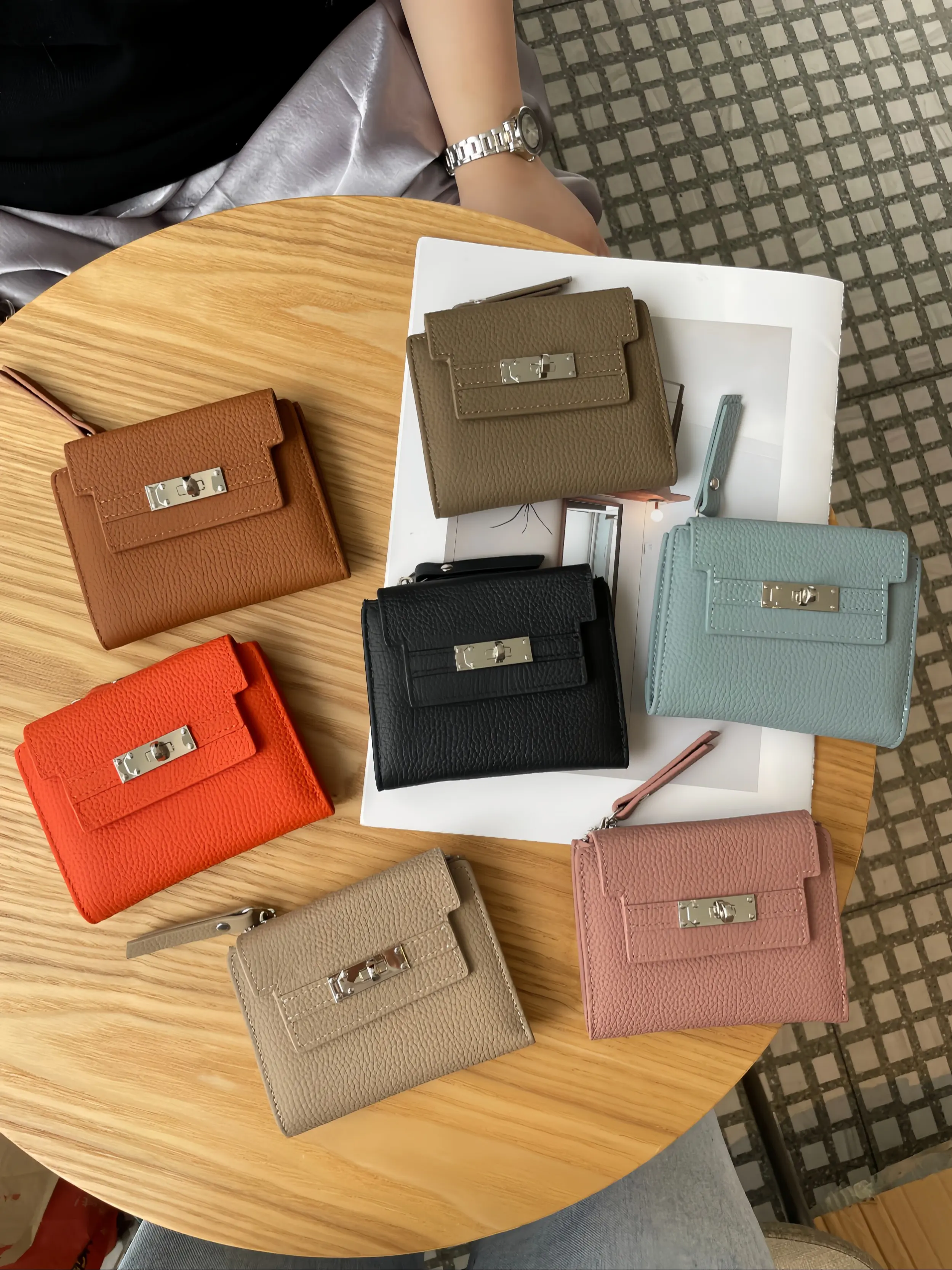 New Leather Durable Bifold Wallet Short Fashionable Women's Soft Leather Handbag, Large Capacity Storage Bag, Cowhide Money Clip, Trendy Accessory, Elegant Fashion Wallet, Leather Wallets