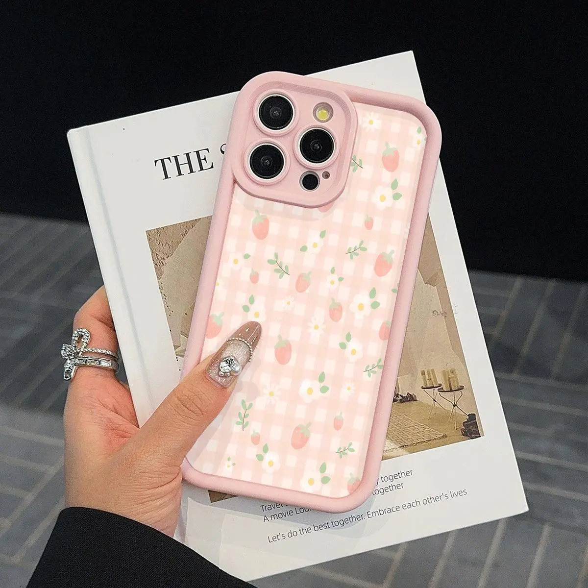Cute Strawberry Pattern Phone Case, Anti-drop & Anti-slip Phone Protective Cover, Phone Accessories Compatible with iPhone 15 14 13 12 11 Pro Max, Casing