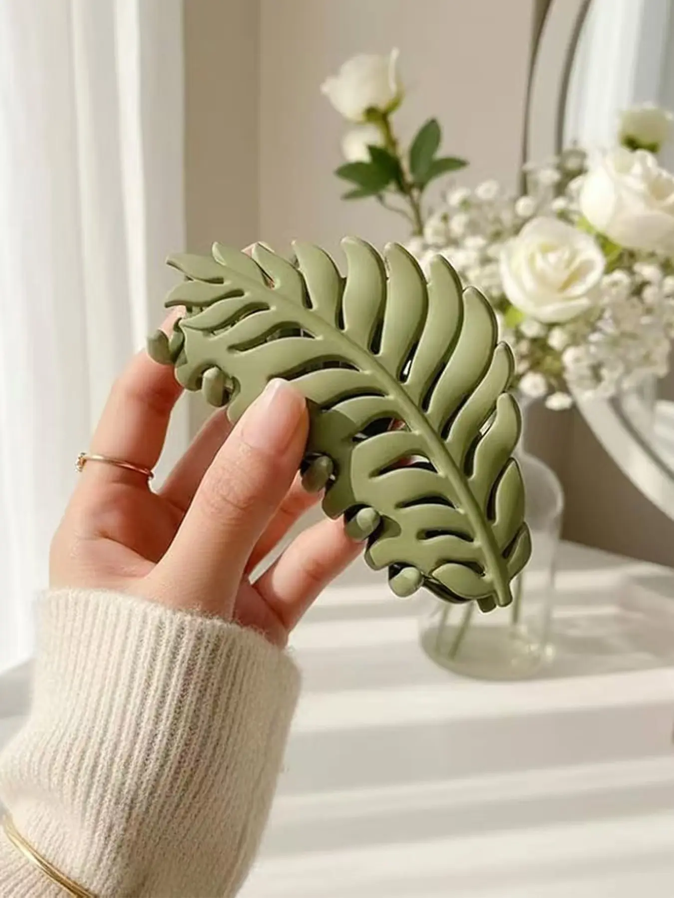 Hair Clip, 1Pc Green Leaf-shaped Hair Clip with Many Teeth, Big Claw Clips, Fun Claw Clips, Hair Claws, 3.5 Inch, Non slip Leaves Hair Catch Barrette Jaw Clamp Hairpins for Women Girls, Hair Accessories