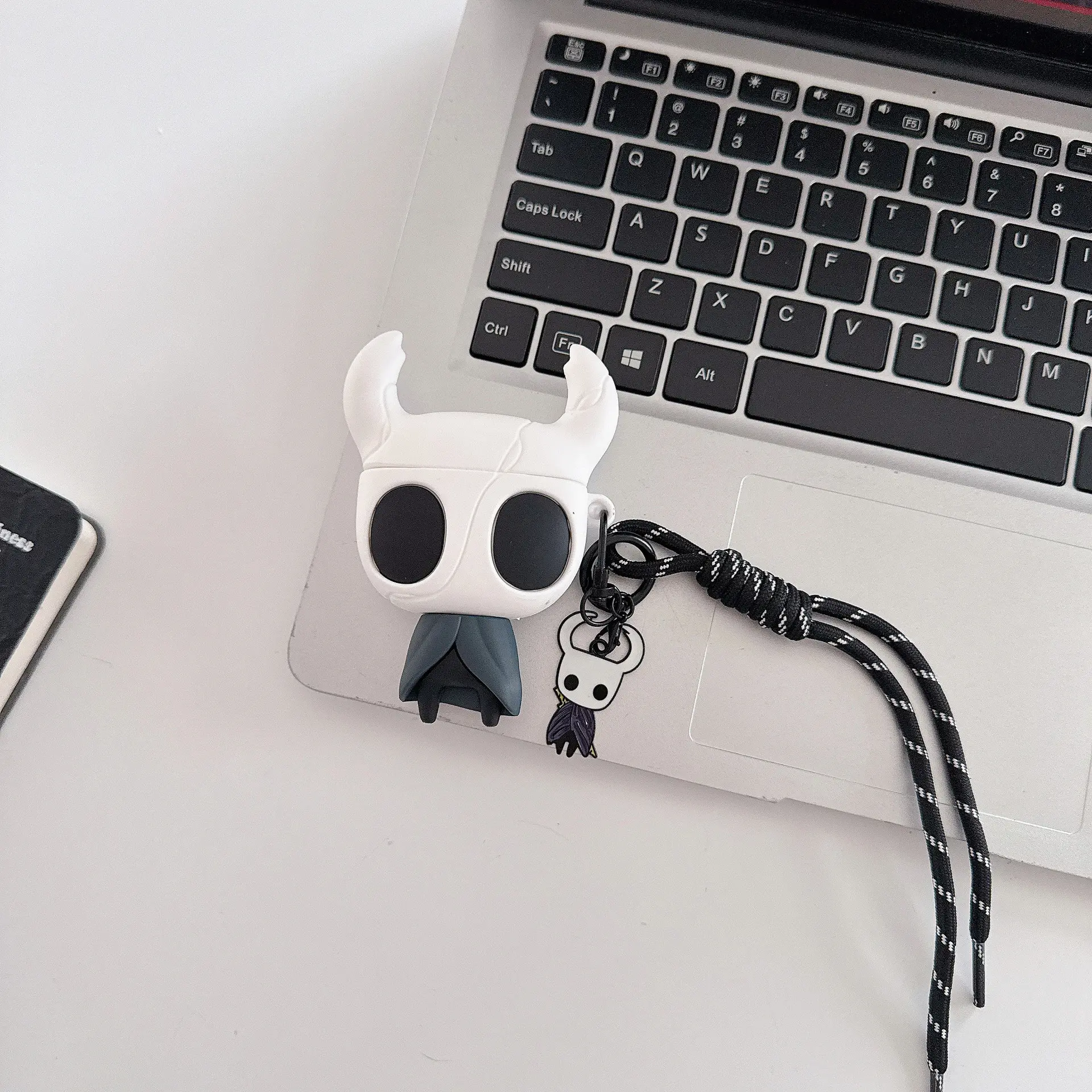 【Black Friday】1 hollow knight earphone case, detachable body, cute wireless Bluetooth earphone case, drop resistant, durable and stylish accessory, suitable for AirPods 5/pro3/1/2/3/4/pro/pro2 (shape may vary depending on model)
