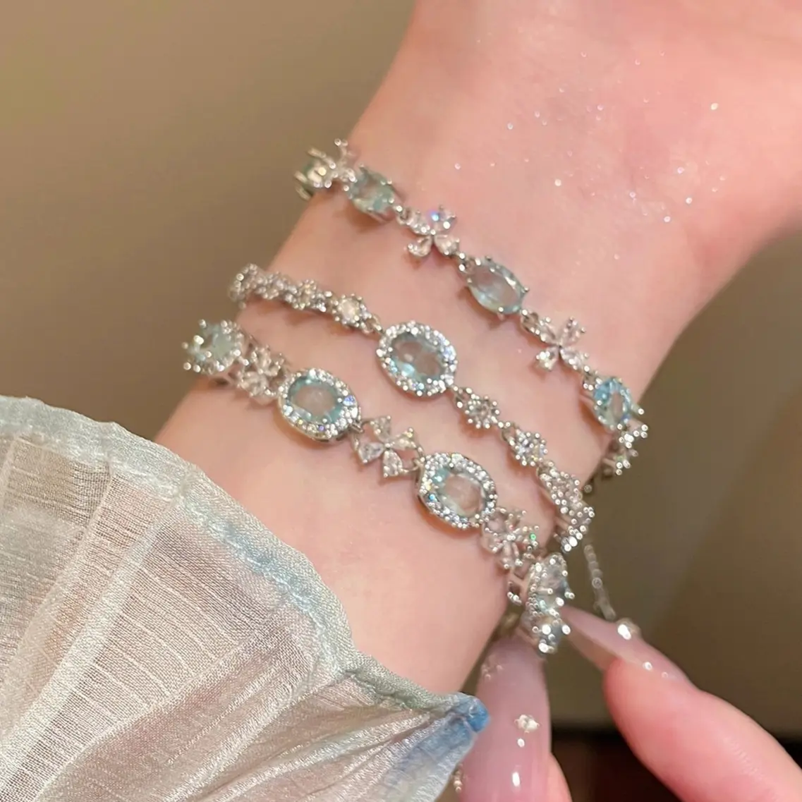 Women's A cool, crisp, and ethereal  and elegant oval flower bracelet- Korean-style, stunningly beautiful