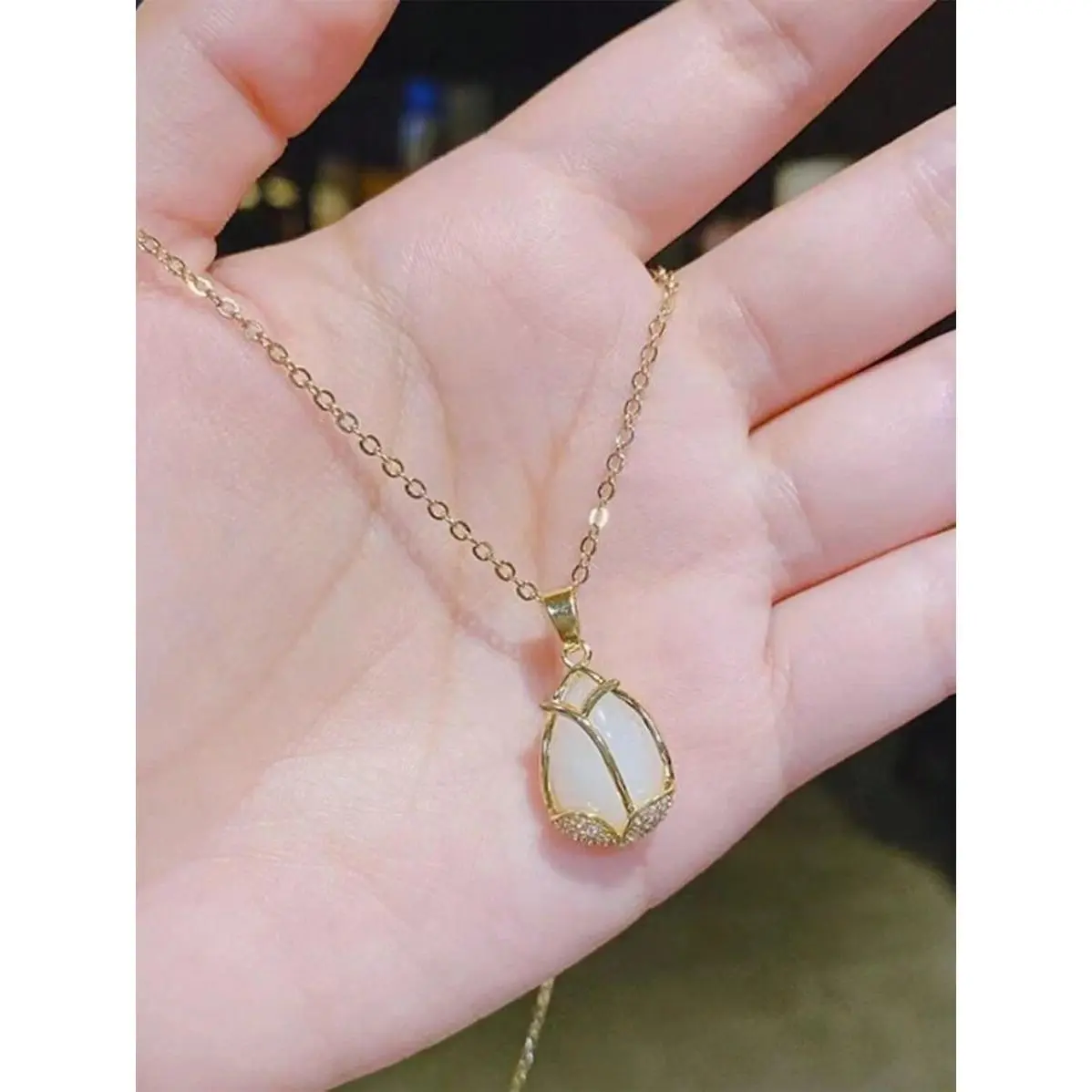Chic Cat’s Eye Tulip Pendant Necklace, Fashionable and Unique with Random Diamond Size & Chain Style, Perfect for Daily or Gift Wear
