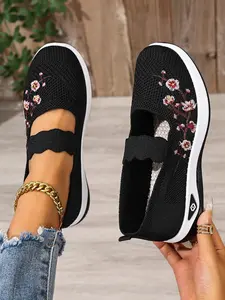 Women's casual flat slip-on shoes with embroidered upper, suitable for early-year women and mothers to wear, comfortable and breathable, all-season outdoor walking shoes Rubber