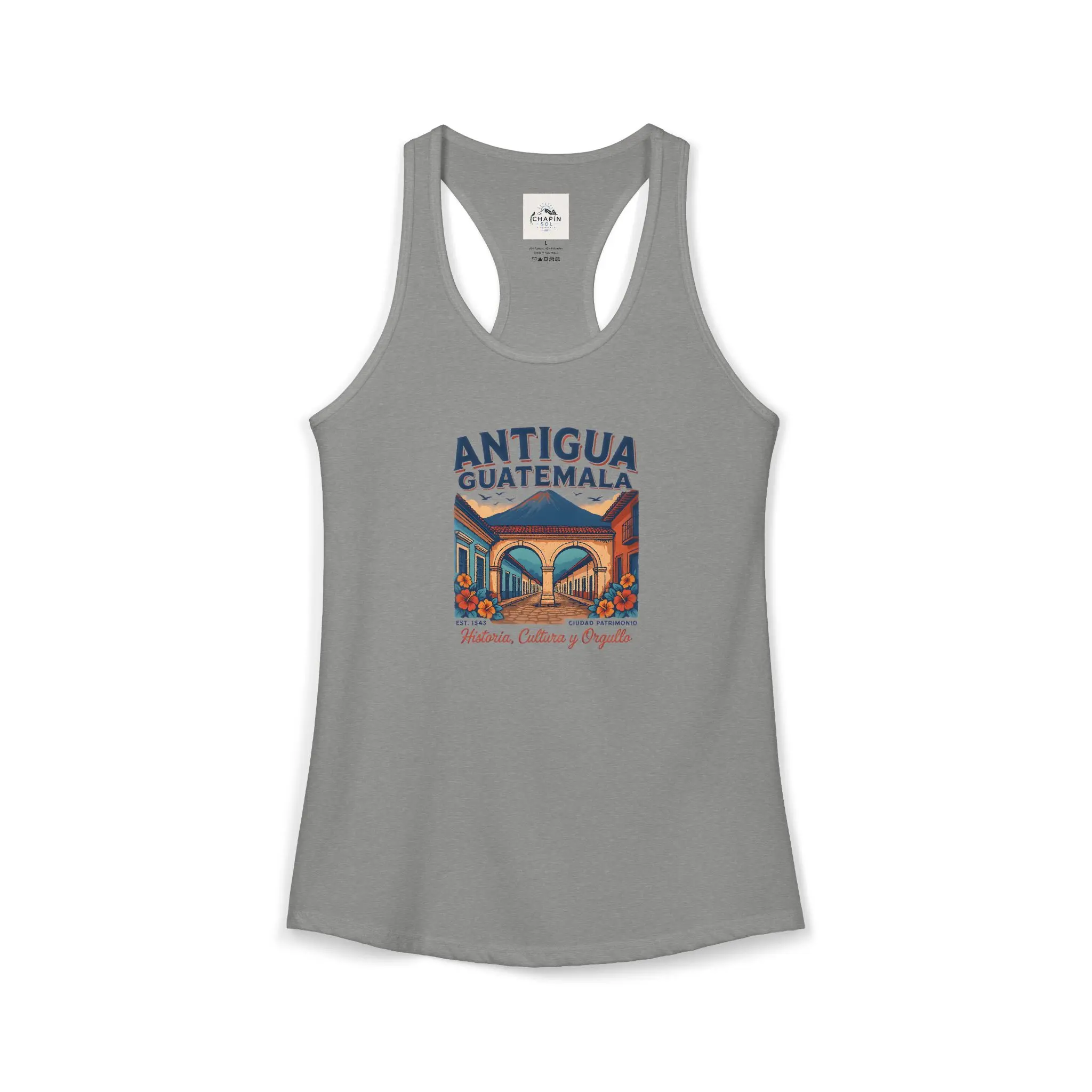 Camiseta de Antigua, Guatemala. El diseño frontal plasma los arcos coloniales de la ciudad, el horizonte enmarcado por volcanes y los cálidos tonos terracota: una tranquila postal que puedes llevar puesta.