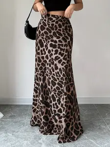 A set of women's casual leopard print skirt, suitable for autumn and winter, suitable for home, indoor, and outdoor wear