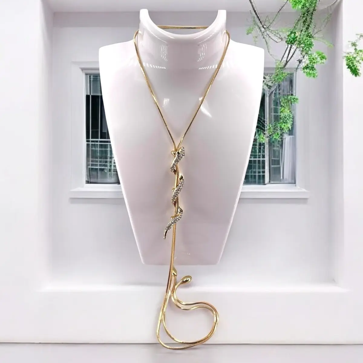 Adjustable snake necklace with zirconia, 18k gold plated/Collar de serpiente ajustable con circonitas, baño de oro de 18k