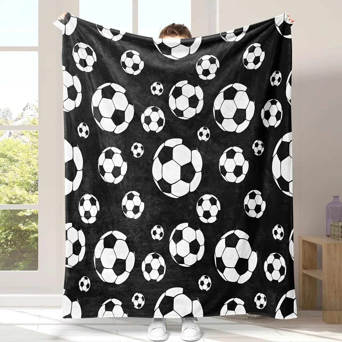 Black-and-White Soccer Ball Design Flannel Blanket - All-Season, Lightweight, Soft, Hypoallergenic Polyester, Machine-Washable, Easy-Care Black-and-White Colorblock Blanket for Sports Fans, Bedspread/Couch Cover, Black-And-White Colorblock Blankets