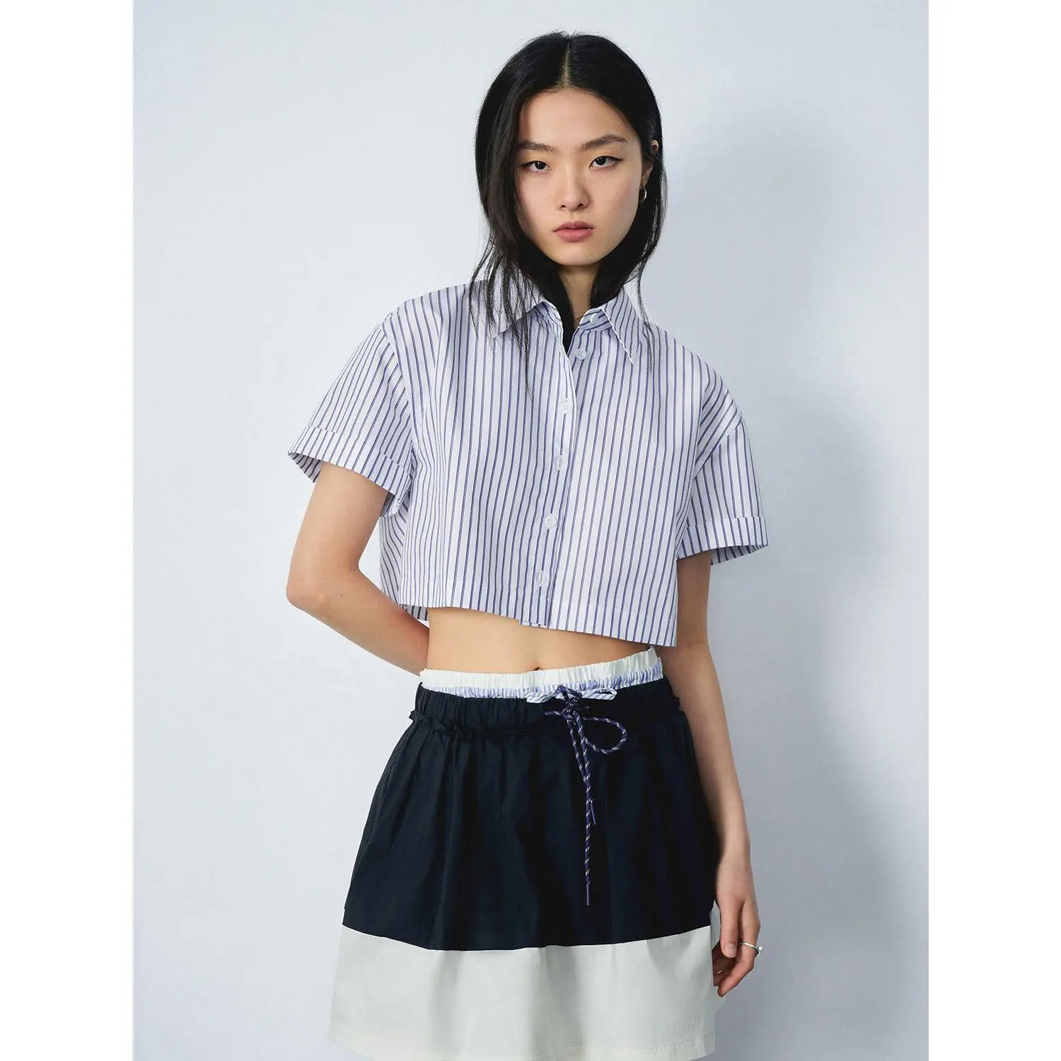 URBAN REVIVO 2026 Women's Casual Fashion Chic Short-Sleeve Fitted Blue Striped Crop Top Blouse, Thin Polyester-Cotton Fabric Streetwear, with a Do Not Soak Note