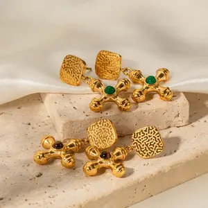 "Retro Gemstone Cross" Dangle Earrings: Featuring textured gold studs paired with three-dimensional cross pendants—each set with natural gemstones—these accessories exude a sleek, sophisticated aesthetic imbued with a distinct vintage charm.