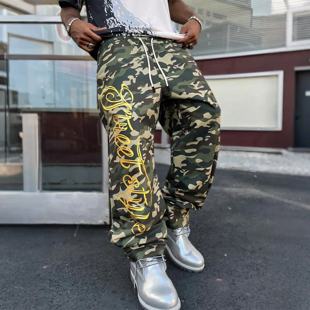 Men’s vintage camouflage print wide-leg cargo casual pants with an adjustable drawstring, loose casual camo trousers with ankle cuffs, suitable for street fashion trends, hip-hop style, outdoor hiking, and everyday streetwear.