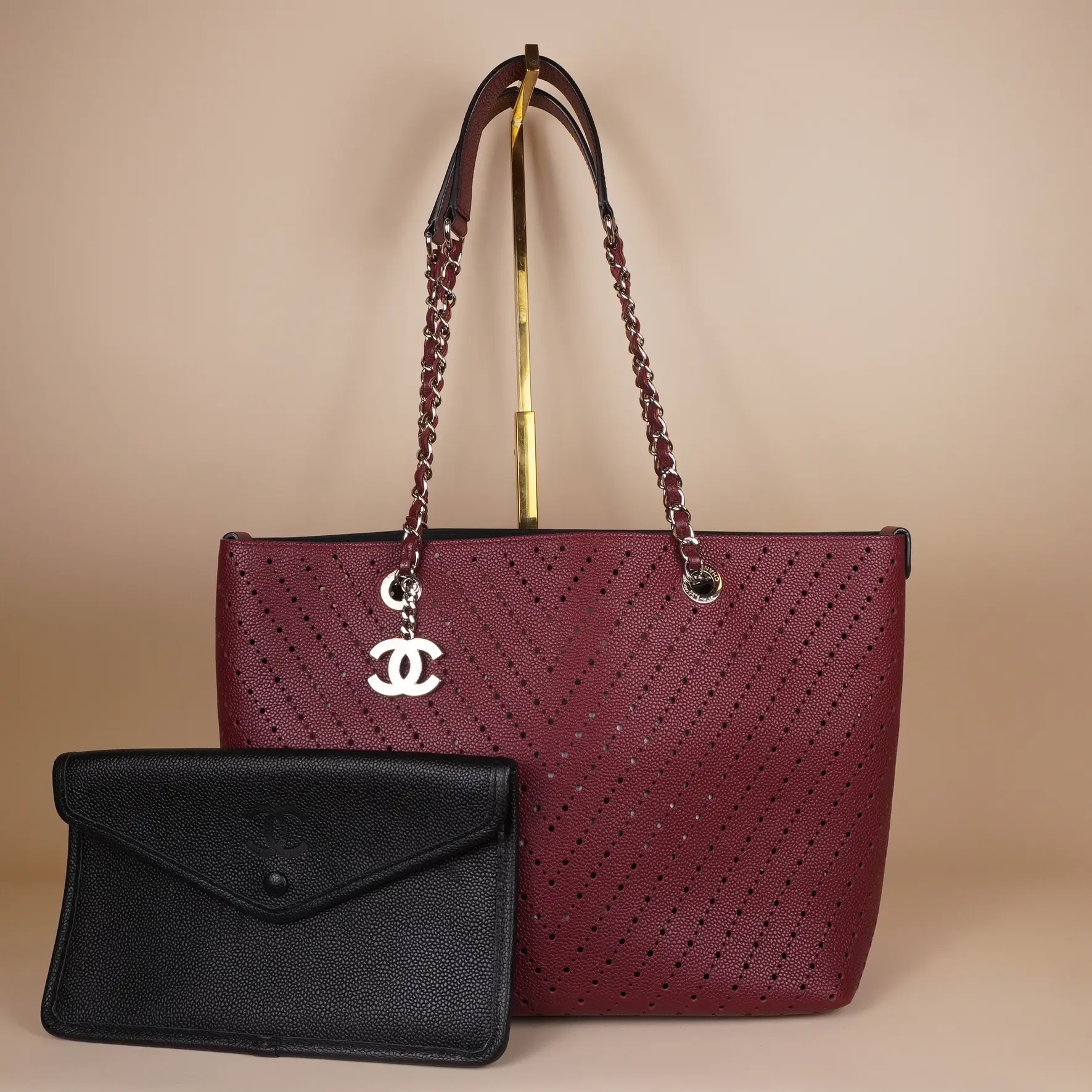 Pre-owned CHANEL Leather Shoulder Bags Red Perforated CC Shopper Tote