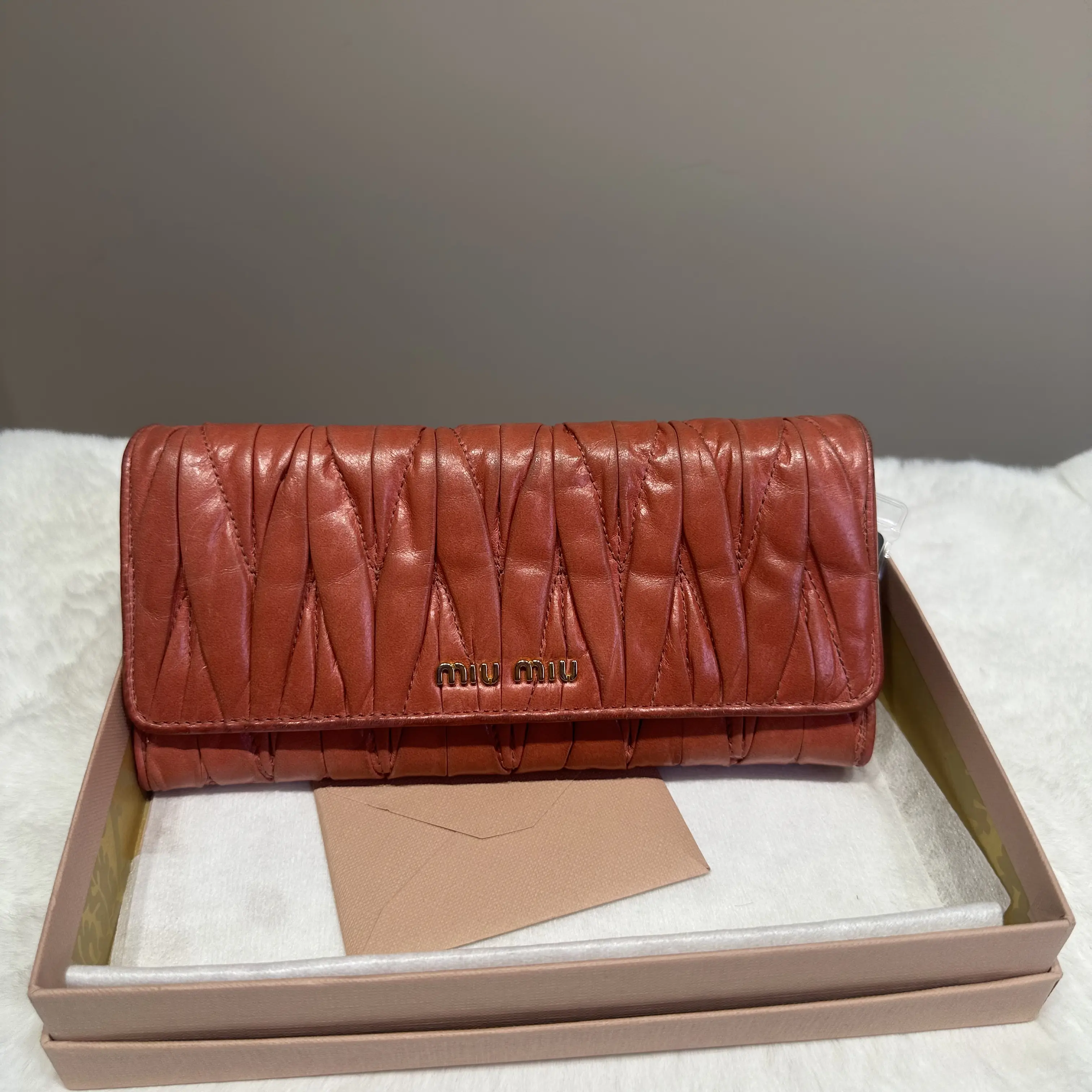 Pre-owned miu miu ruched wallet red 7108
