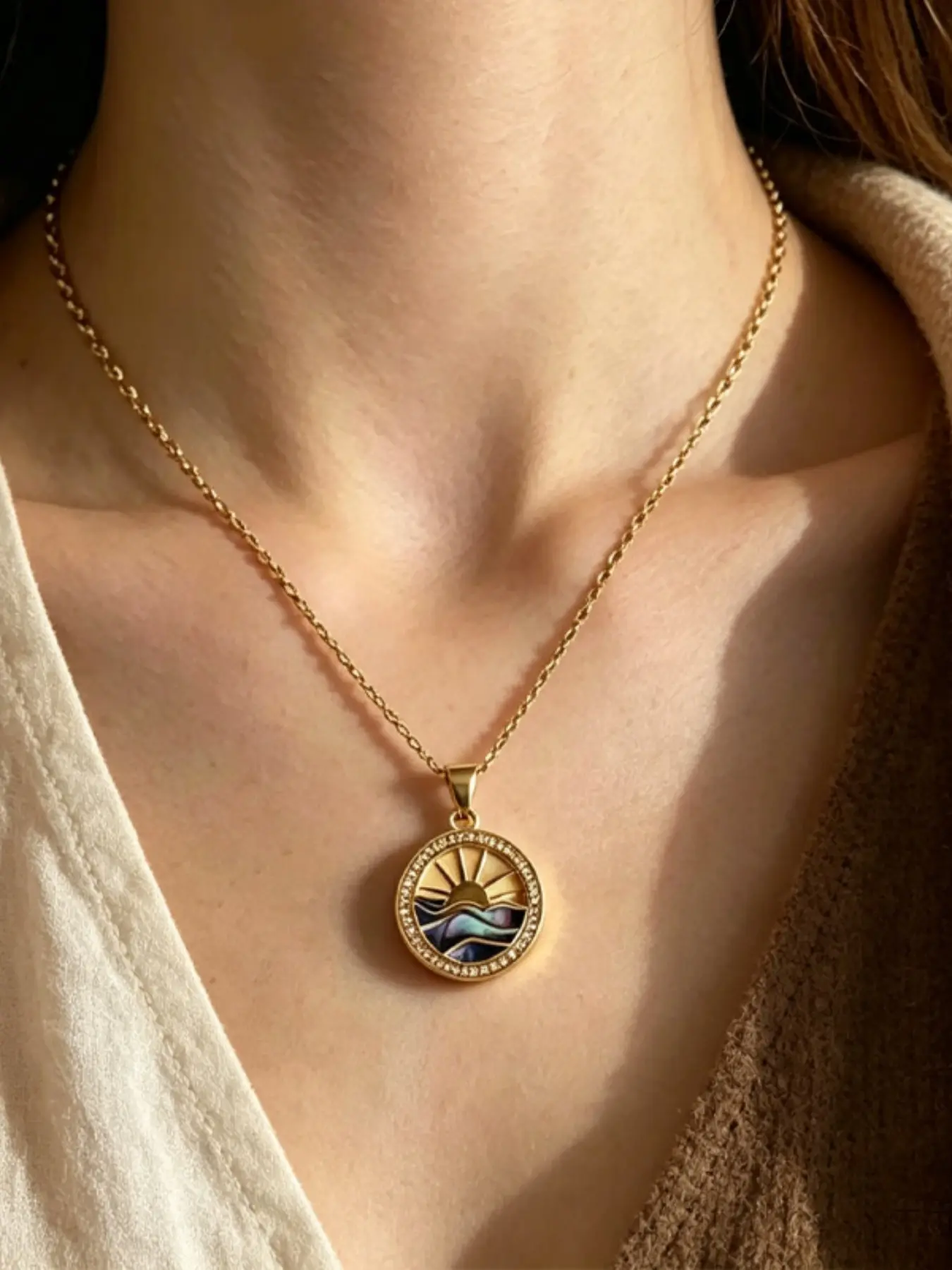 1 Premium, Versatile, and Luxe-Style Sunrise Sea-Scene Full-Circle Zirconia Pendant Collar Necklace—Soft Iridescent—A Romantic Gift—The Perfect Choice for Family, Lovers, and Best Friends, Geometric Pendant, Elegant Rhinestone Necklace