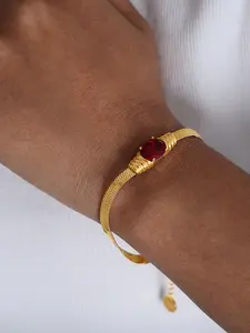 A gold-plated flat snake bone bracelet with a shiny chain body and a center oval zircon and winding metal shape, light luxury and exquisite, suitable for daily commuting, light business or dating occasions, Bangle Jewelry