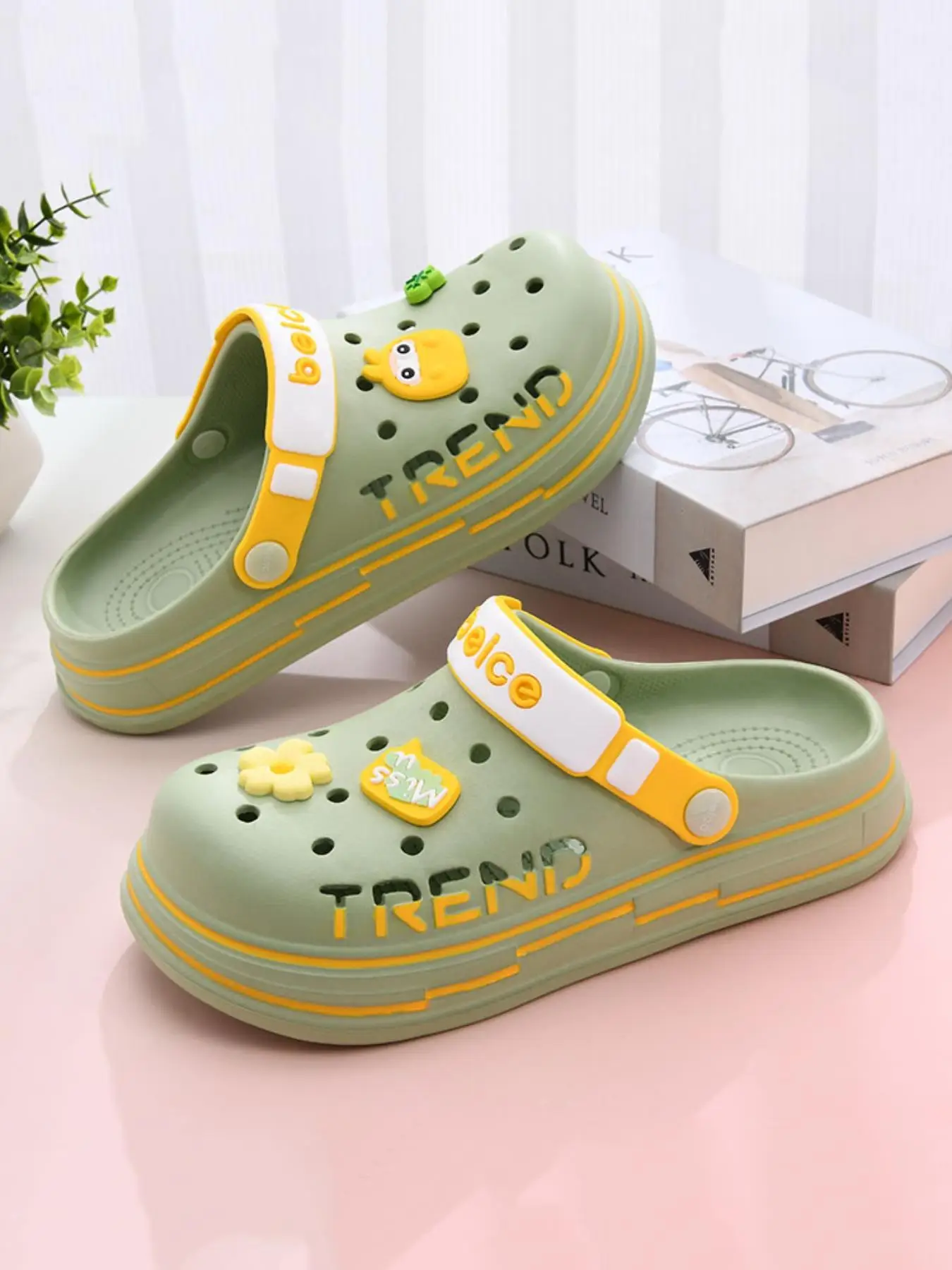 Women's Summer 2024 Cute Cartoon Flower & Letter Design Clogs, Trendy Non-slip Outdoor Slippers, Fashion Clogs for Summer Beach Vacation, Footwear, Gi