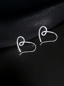 Geometric line rotating heart-shaped earrings are suitable for daily wear, vacation dates, and other occasions, and are also a surprising and exquisite small gift.