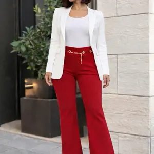 Pantalones stretch color rojo con cinturón de cadena dorada Pantalones de cintura alta de moda para mujer