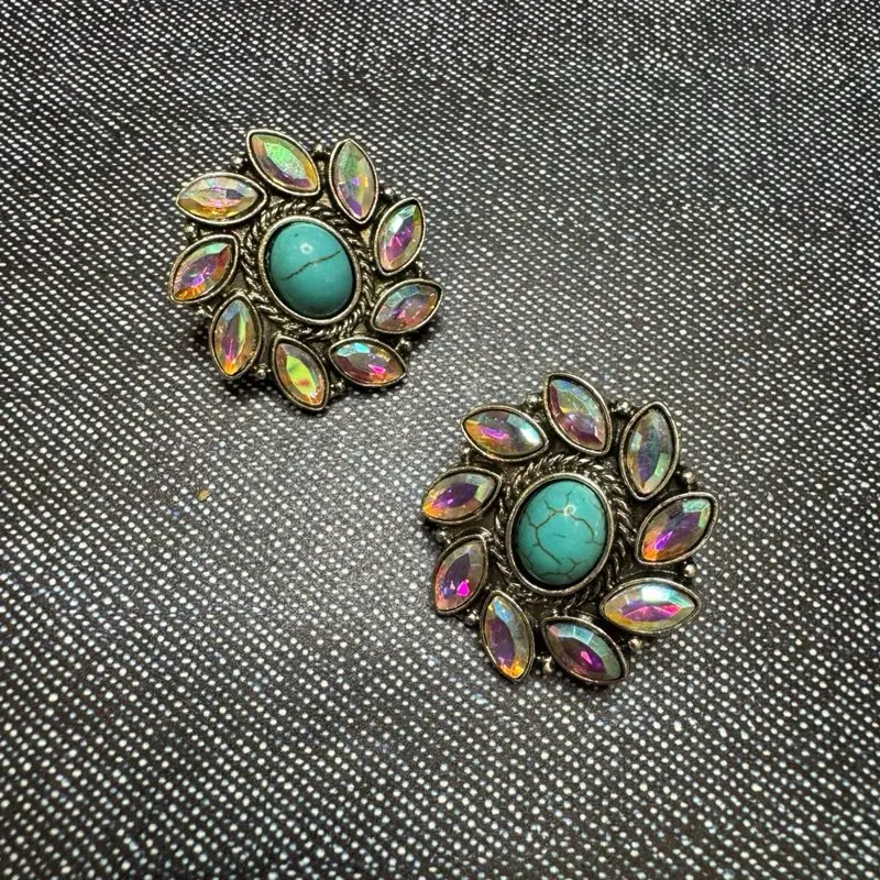 Turquoise Flower Stud Earring - Elegant Design with Turquoise Center and Decorative Accents