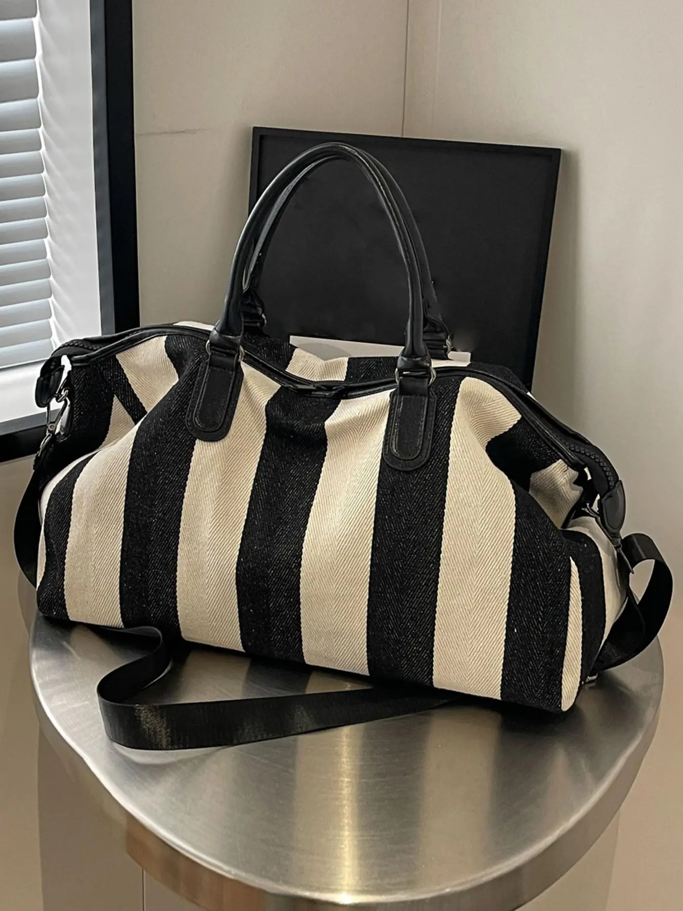 Trendy and personalized women's striped contrasting crossbody bag, simple and niche, exquisite and large capacity women's bag, casual style, Shoulder Bag Purse, suitable for daily occasions such as commuting, shopping, and going out.