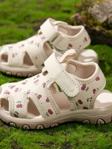 Girls' Closed-Toe Sandals, Soft Sole Anti-Slip, Sweet Print, Perfect for Summer Walks and Beach Play, Comfortable and Stylish Footwear