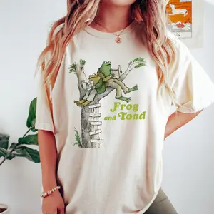 Frog and Toad Shirt – Vintage Reading Tree Tee, Cozy Cottagecore Aesthetic T-Shirt, Book Lovers Gift, Wholesome Nature Friends Graphic Tee