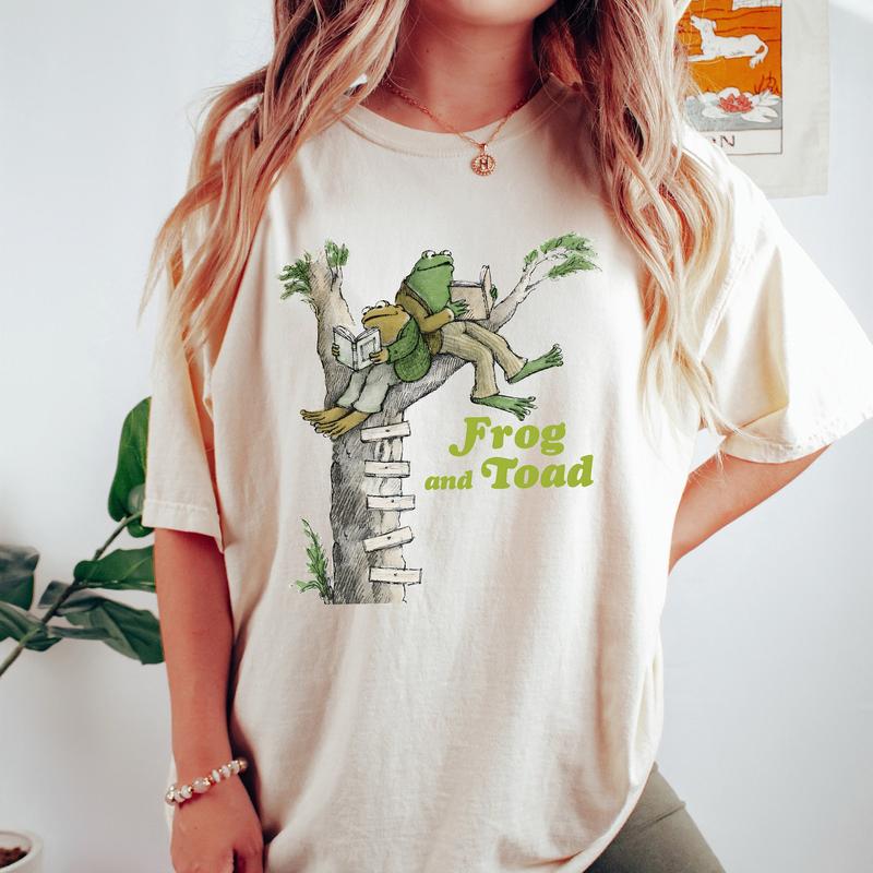 Frog and Toad Shirt – Vintage Reading Tree Tee, Cozy Cottagecore Aesthetic T-Shirt, Book Lovers Gift, Wholesome Nature Friends Graphic Tee