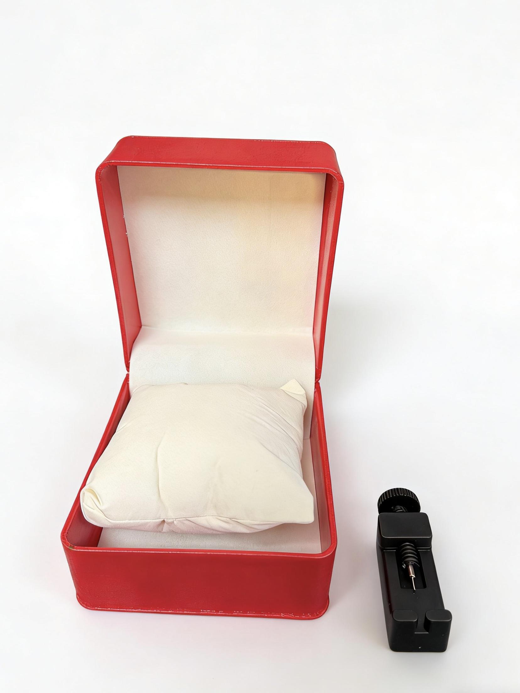 Diamond-studded skull-shaped fashion men's watch in wine barrel style