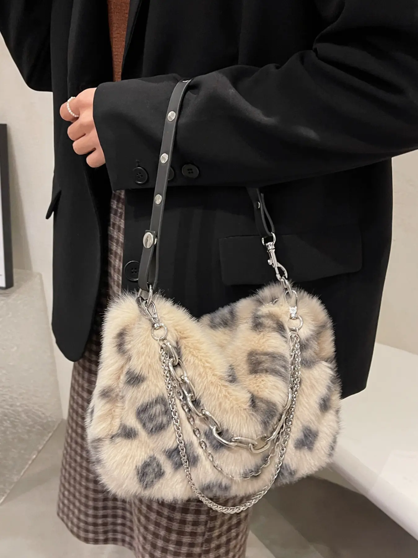 1pc Women's crossbody bag, Casual crossbody bags, Casual Shoulder Bag, lightweight shoulder bag, Crossbody shoulder handbag, patterned bag, hardware chain zipper closure, suitable for daily travel, work commuting, shopping